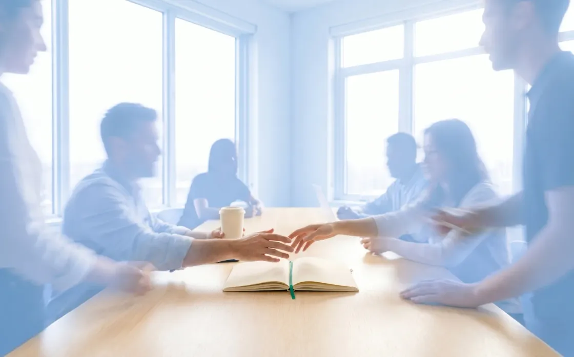 Équipe soudée au travail, collaboration sereine autour d'un document partagé