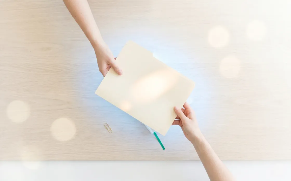 Transmission de savoir, carnet ouvert avec notes manuscrites ou passage de dossier