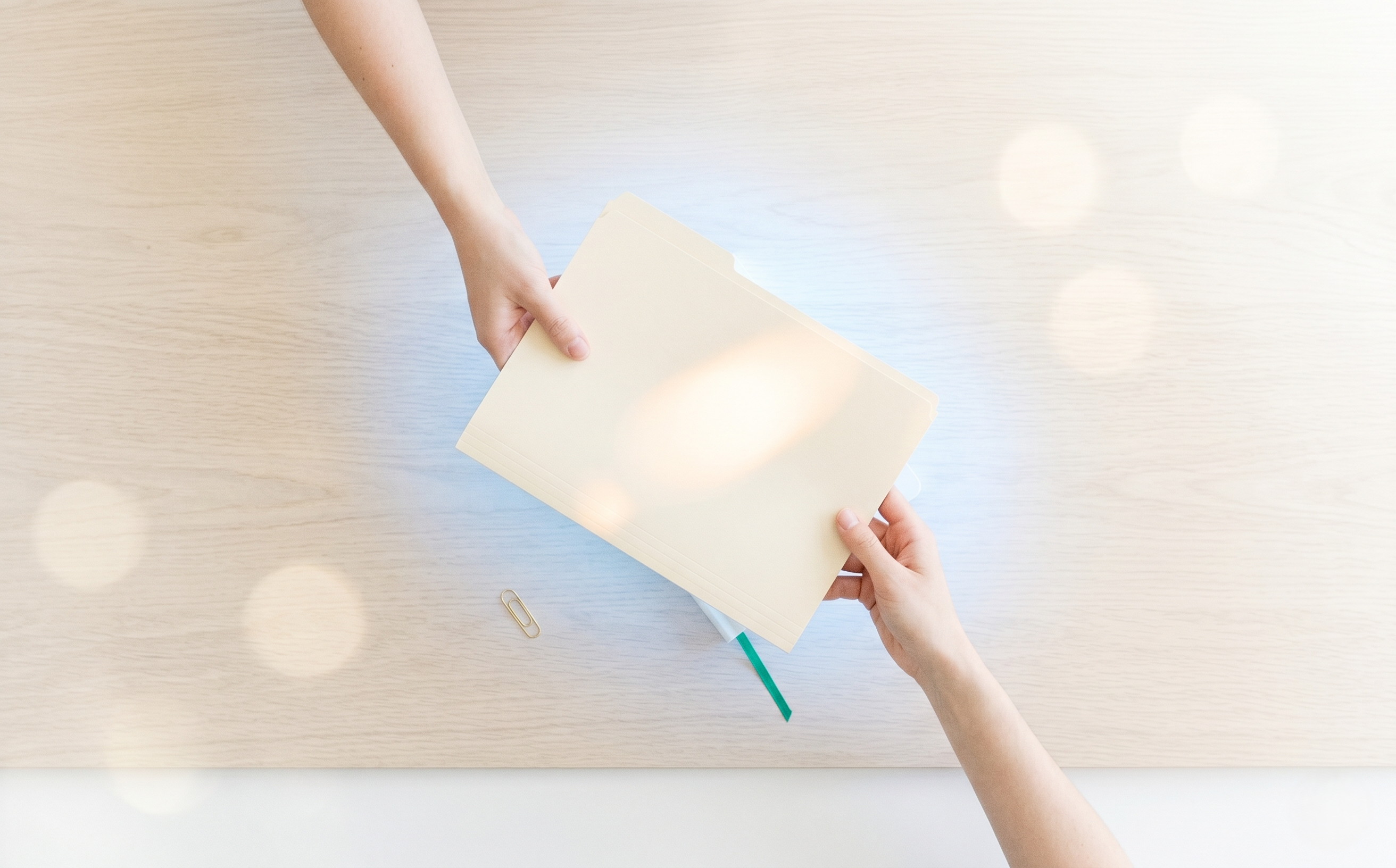 Transmission de savoir, carnet ouvert avec notes manuscrites ou passage de dossier